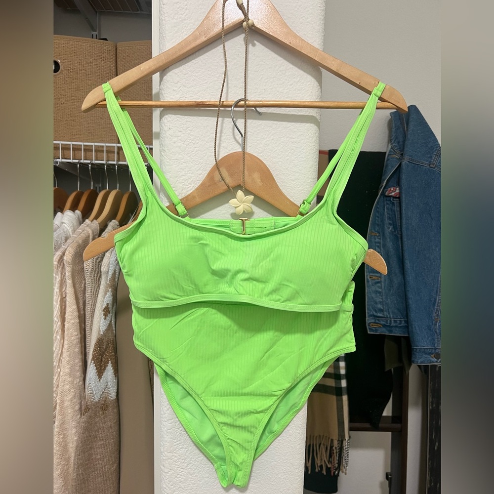 •PRICE FIRM•CALI WAVES Swimwear Set